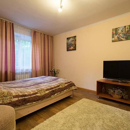 Apartment Nadezhda At Zheltoskan 77/79 Almaty Esterno foto