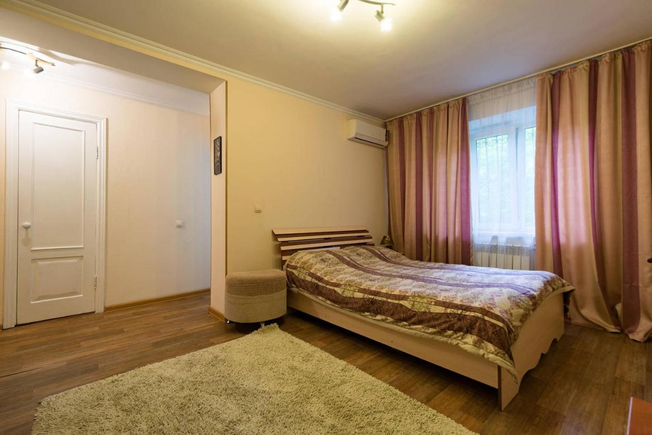 Apartment Nadezhda At Zheltoskan 77/79 Almaty Esterno foto