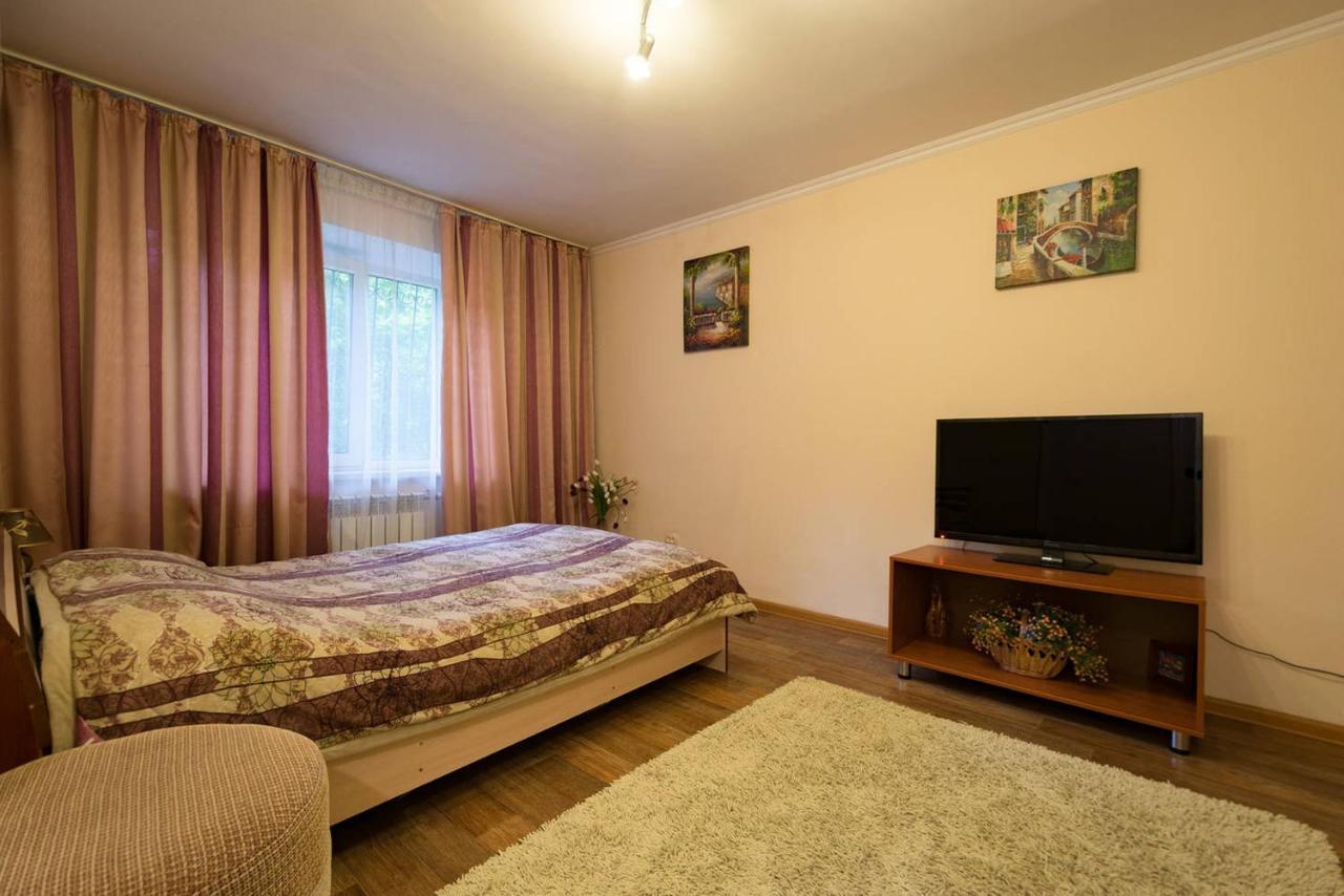 Apartment Nadezhda At Zheltoskan 77/79 Almaty Esterno foto