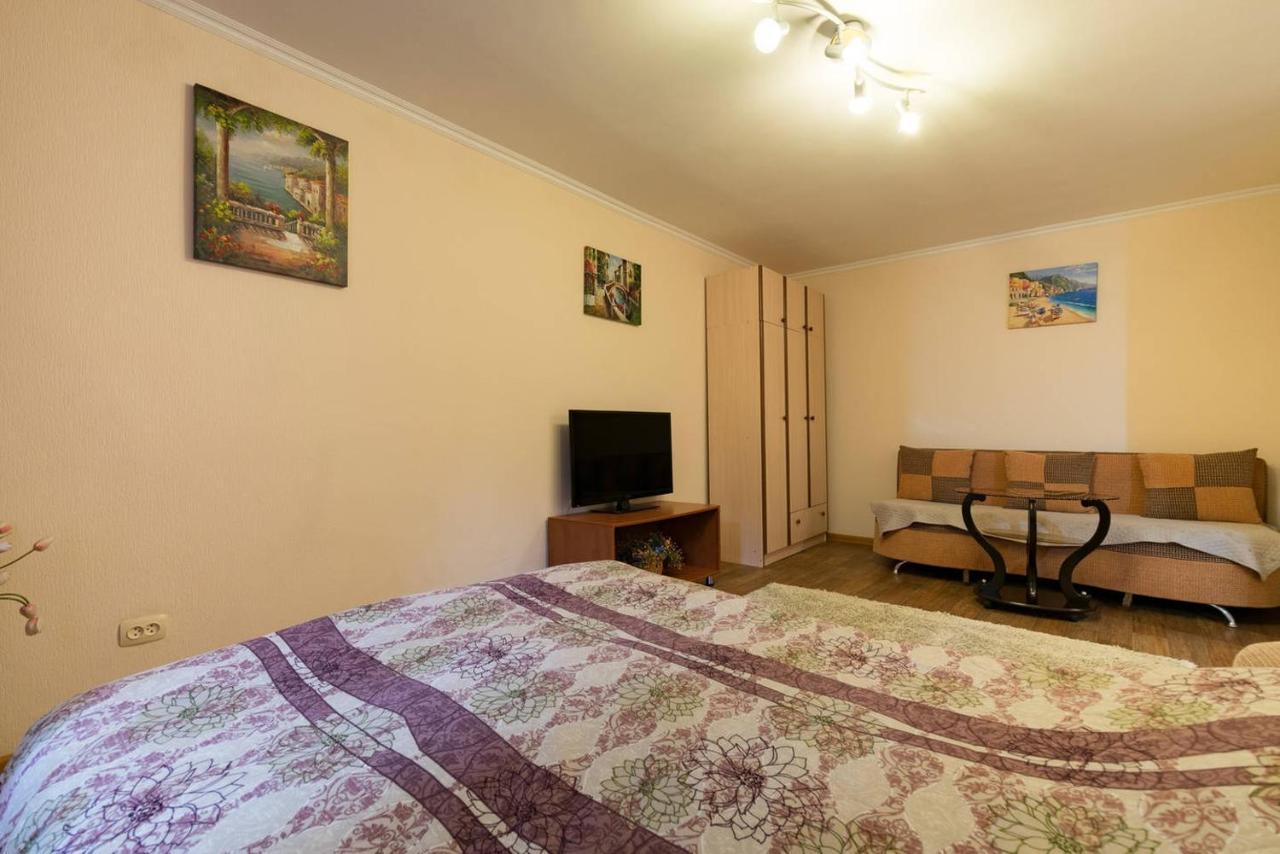 Apartment Nadezhda At Zheltoskan 77/79 Almaty Esterno foto