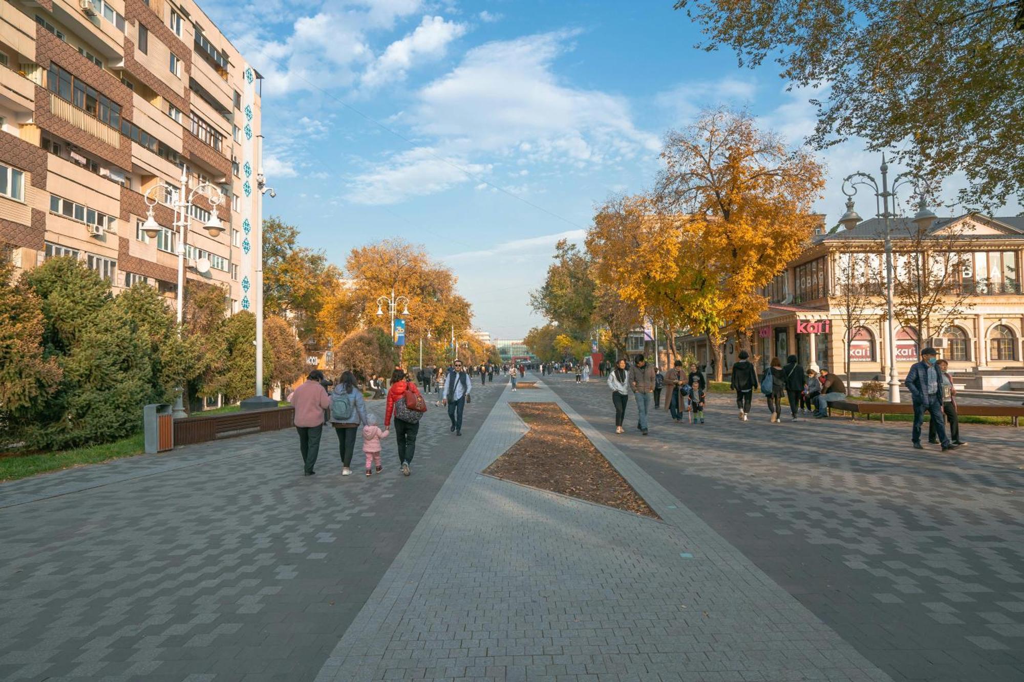 Apartment Nadezhda At Zheltoskan 77/79 Almaty Esterno foto